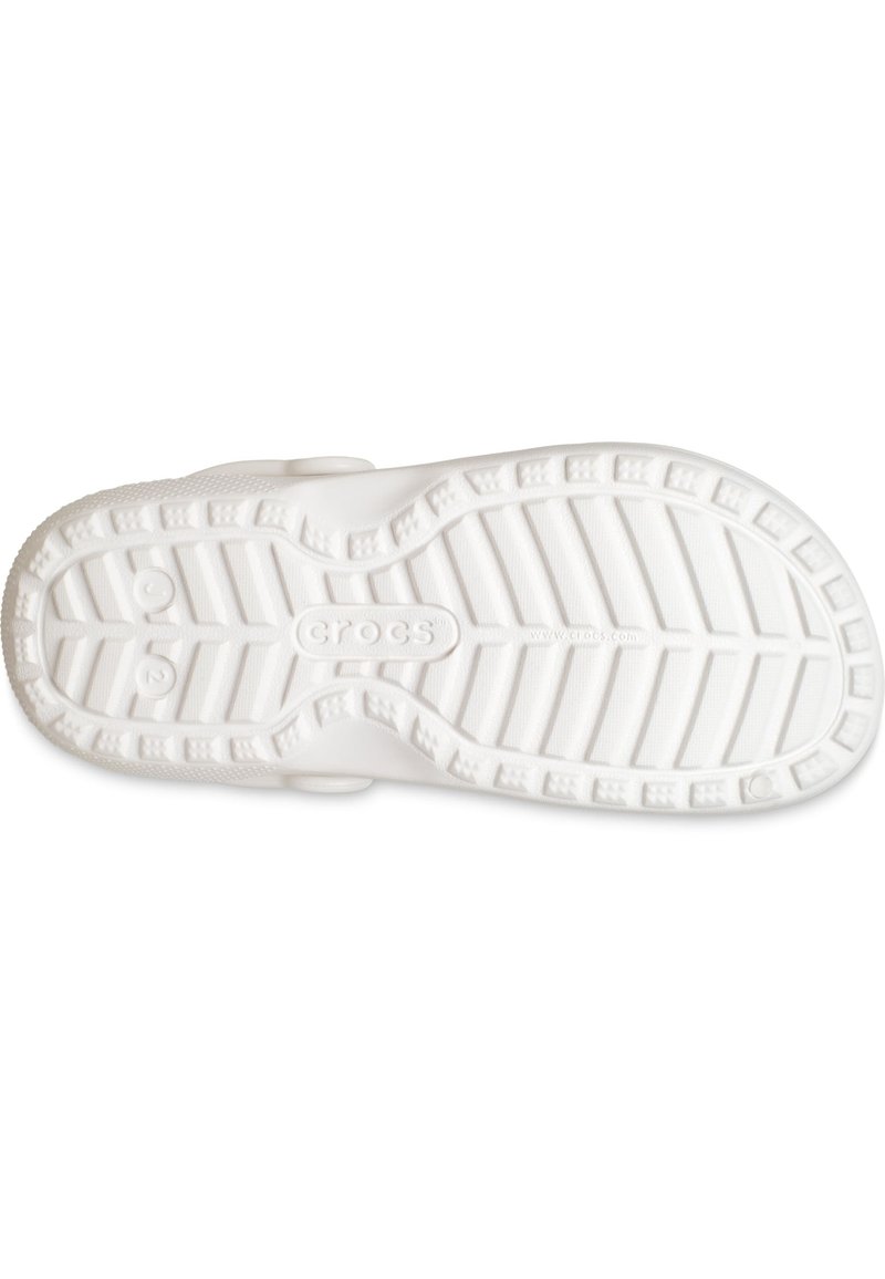 Biała podeszwa butów Crocs z teksturowanym wzorem antypoślizgowym, okrągłymi otworami do odprowadzania wody oraz wytłoczonym w środku logo marki "crocs".