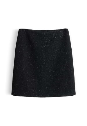 Schwarzer Rock aus strukturiertem Stoff, der einen subtilen Glanz aufweist. A-Linienform mit hoher Taille und ohne sichtbare Verschlüsse oder Verzierungen.