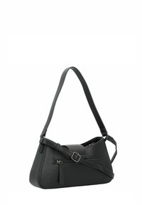 Schwarze Lederhandtasche mit einer strukturierten, dreieckigen Form, verstellbarem Riemen und einer Reißverschlusstasche. Genarbte Außenseite mit minimalem Hardware-Einsatz.