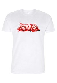 Hvid bomulds T-shirt med et iøjnefaldende r�ødt "POWER UP!" grafisk design med skarpe kanter og accenter, der skaber en markant visuel effekt.