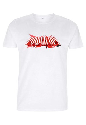 Maglietta in cotone bianco con un audace grafica rossa "POWER UP!" dai contorni netti e dettagli accentuati, creando un design visivo sorprendente.