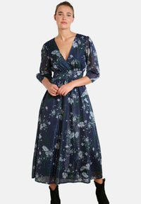 Marineblaues Blumen-Maxikleid mit V-Ausschnitt, Dreiviertelärmeln und gerafftemTailleneinsatz; verfügt über einen leichten, durchsichtigen Stoff und ein botanisches Muster.