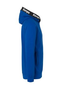 Sweat à capuche bleu avec un col accentué du logo Kempa noir, des manches longues et une poche latérale. Texture lisse et design décontracté.