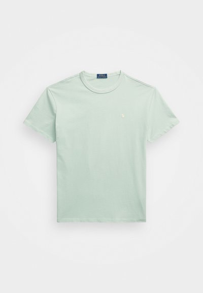 Μίντ πράσινη κοντομάνικη μπλούζα από βαμβάκι, με μικρό κεντημένο λογότυπο στο αριστερό στήθος και στρογγυλή λαιμόκοψη.