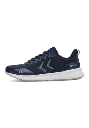 Dunkelblauer Sportschuh mit weißer Sohle, Schnür-Design und Chevron-Logos an der Seite und im Zehenbereich, von der Außenseite betrachtet.