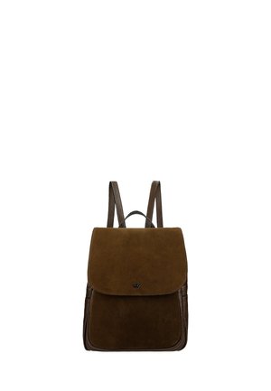 Mochila marrón de ante y cuero con cierre de solapa y asas ajustables, mostrada sobre un fondo blanco.