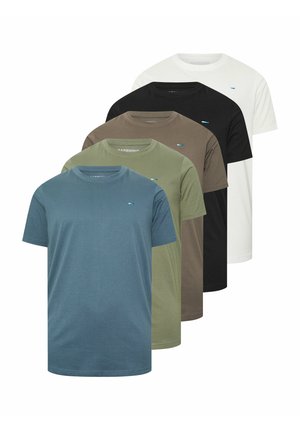 Pięć gładkich t-shirtów z okrągłym dekoltem w kolorach niebieskim, zielonym, brązowym, czarnym i białym, ustawionych w rzędzie, każdy z małym logo na piersi.