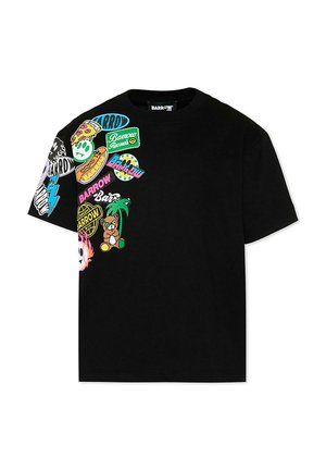 Czarny t-shirt z krótkim rękawem z kolorowymi naszywkami, w tym plasterek pizzy, miś, palma, deskorolka i różne logo Barrow po lewej stronie.