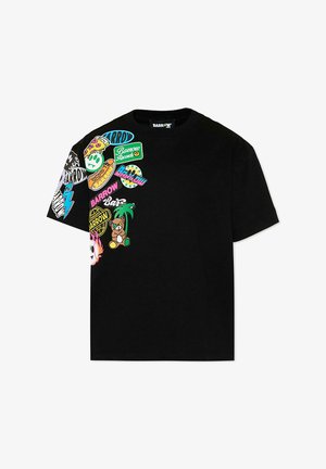T-shirt nera a maniche corte con patch grafiche colorate, tra cui una fetta di pizza, un orsacchiotto, una palma, uno skateboard e vari loghi Barrow sul lato sinistro.