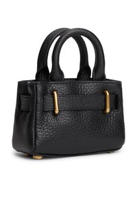 Τσάντα χειρός από μαύρο δέρμα με υφή, δύο κοντά χερούλια και χρυσές μεταλλικές λεπτομέρειες. Συμπαγές ορθογώνιο σχήμα με στρογγυλεμένες άκρες.