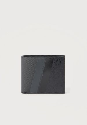 Schwarzes, strukturiertes Bi-Fold-Portemonnaie mit diagonalem Streifen und dezentem, geprägt geprägtem Armani Exchange-Logo auf der rechten Vorderseite.