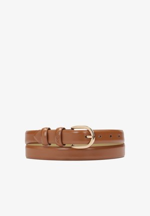 Vöri nahkavyö kullansävyisellä soljella, jossa on sileä pinta ja viisi säätöaukkoa. Logon painatus vyössä.