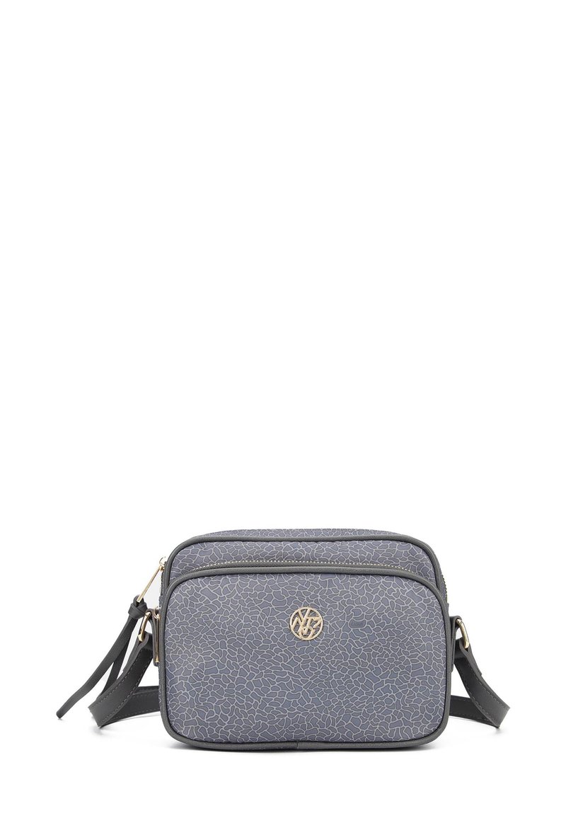 Borsa a tracolla sintetica grigia con un motivo testurizzato, accento del logo dorato, chiusure con zip e tracolla regolabile. Forma rettangolare.