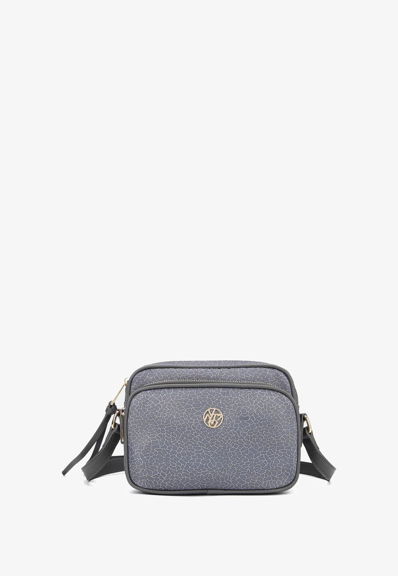 Borsa a tracolla sintetica grigia con un motivo testurizzato, accento del logo dorato, chiusure con zip e tracolla regolabile. Forma rettangolare.