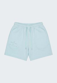 Shorts bleu clair à cordon avec taille élastique et logo brodé discret sur la jambe gauche, vue à plat sur fond clair.
