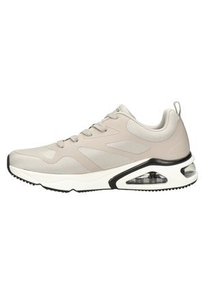 Zapatilla deportiva gris claro hecha de materiales de malla y sintéticos, con una gruesa entresuela blanca, acentos negros y una unidad de amortiguación de aire visible.