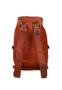 Hnědý kožený batoh s dvěma nastavitelnými popruhy, kovovými doplňky, zaobleným vrcholem a hladkým texturovaným povrchem.