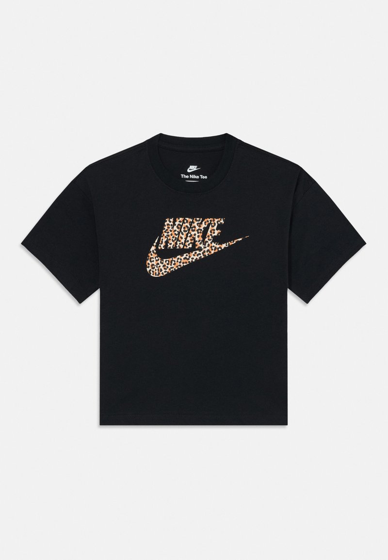 Camiseta de manga corta negra hecha de algodón. Presenta un logo de Nike con estampado de leopardo en el frente. Diseño clásico de cuello redondo.