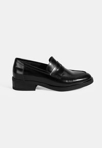 Schwarze Lederloafer mit einem eleganten Design, das eine gestickte Zehenpartie und einen niedrigen, strukturierten Absatz aufweist. Dezente Akzentriemen über dem Vorderfuß.