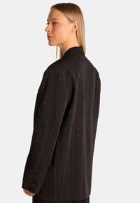 Alma en Pena Cappotto corto - black