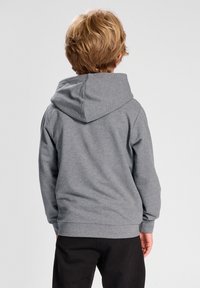 Grijze hoodie met een grote capuchon, zachte textuur, ribgebreide manchetten en zoom. De achterkant heeft een gladde oppervlakte zonder zichtbare logo's of patronen.