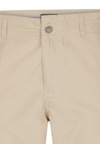 Shorts beiges en tissu léger, dotés d'une fermeture à un bouton, de passants de ceinture et de détails cousus autour de la taille.