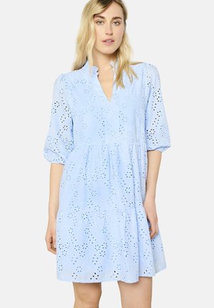 Hellblaues Kleid mit gestuftem Design, featuring Lochstickereien, einem V-Ausschnitt und Puffärmeln. Hergestellt aus atmungsaktivem Material.