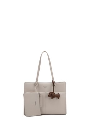 Borsa a mano beige in pelle con manici lunghi, tasche frontali, pochette coordinata e un ciondolo in pelle a forma di cane marrone appeso al manico.