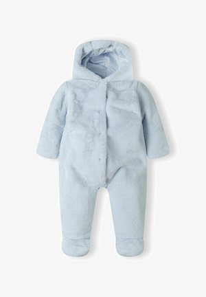 Světle modrý fleecový overal s kapucí, s dlouhými rukávy, uzavřenými nohama a předním zipem. Měkká, plyšová textura.