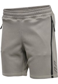 Pantalones cortos deportivos grises con un acabado texturizado, cinturilla elástica y bolsillos con cremallera negra. El lado presenta un acento de logo negro.