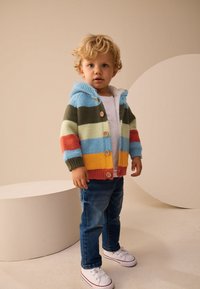 Mehrfarbige gestrickte Strickjacke mit Kapuze, mit horizontalen Streifen in Blau, Grün, Orange und Gelb. Holzknöpfe und strukturierter Stoff.