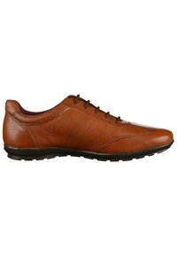 Chaussure décontractée en cuir marron à lacets avec talon bas et semelle en caoutchouc noire, vue latérale sur fond blanc.