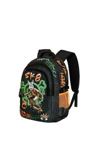 Mochila negra con diseños de graffiti en naranja y verde. Presenta un gráfico destacado de un skater y un bolsillo de malla naranja en el lateral.
