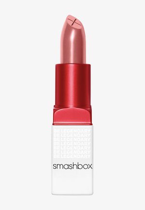 Smashbox Lippenstift mit einer eleganten roten Metallic-Kappe, einer rosé-nudefarbenen Spitze und einer weißen Basis mit eingeprägtem "BE LEGENDARY"-Text.