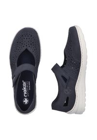 Dunkelblaue Slipschuhe mit einem perforierten Design, strukturiertem Obermaterial und weißen Gummisohlen; verfügen über einen flexiblen Riemen und Aussparungen.
