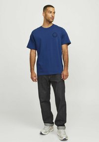 R.D.D. ROYAL DENIM DIVISION RUNDHALS - Marškinėliai su spaudiniu - estate blue