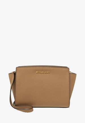 Beżowa bransoletka Michael Kors z złotym logo, teksturowanym wykończeniem i paskiem po lewej stronie.