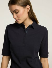 Granatowa koszulka polo z krótkim rękawem, kołnierzykiem i zakładką z dwoma guzikami. Teksturowana tkanina o dopasowanym kroju.