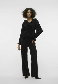 Vero Moda NORMAL GESCHNITTEN ELASTISCHE BÜNDCHEN  - Pluus - black