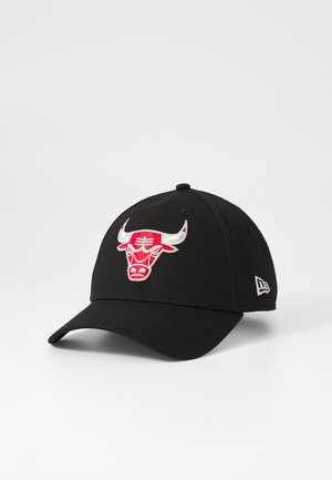 Casquette de baseball noire avec un logo de taureau brodé en rouge et blanc à l'avant et un petit emblème New Era blanc sur le côté.