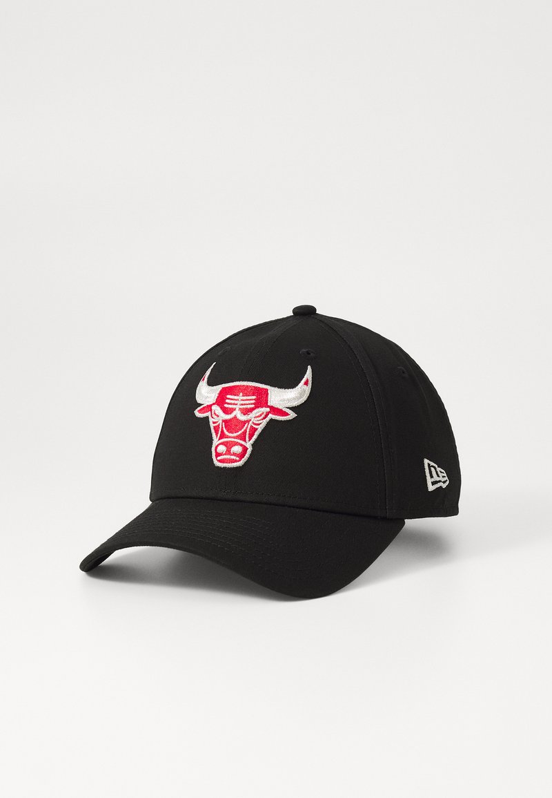 Svart baseballcaps med en röd och vit broderad tjur-logotyp på framsidan och ett litet vitt New Era-emblem på sidan.