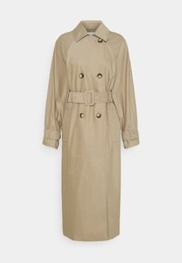 Trench coat beige con design doppiopetto, bottoni metallici, vita con cintura e tasche laterali; presenta maniche lunghe e una texture liscia.