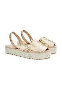 Chanclas ligeras de tela con estampado de leopardo dorado. Presentan una puntera abierta, una cinta ancha y bucles elásticos en el talón. Suela de corcho con detalle tejido.