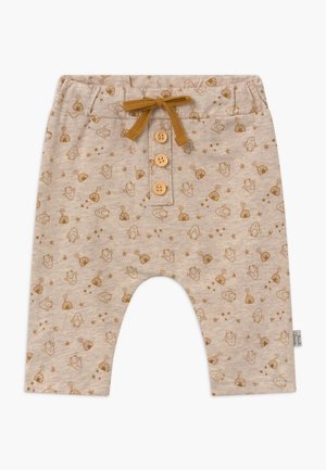 Beige Baumwollhosen für Kleinkinder mit gemusterten Designs, die Tiere und Hüte zeigen. Mit einem Zugband und drei Knöpfen in der Taille versehen.