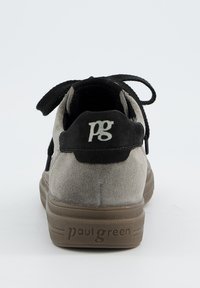 Baskets en suède gris avec des accents noirs, dotées de lacets ronds, d'une languette rembourrée et d'une semelle en caoutchouc. La marque sur le talon indique "paul green."