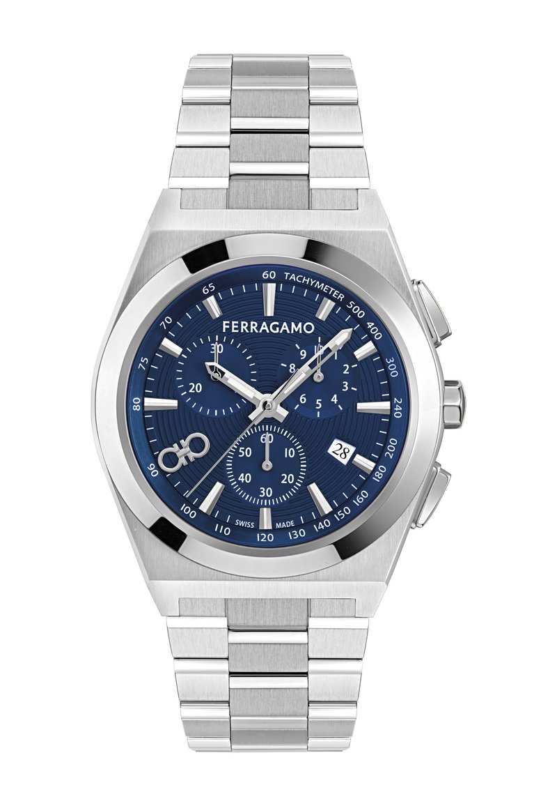 Sudraba Ferragamo hronogrāfa rokas pulkstenis ar zilu ciparnīcu, tahimetru, trim subciparnīcām, datuma logu pie četriem un savienotu metāla aproci.