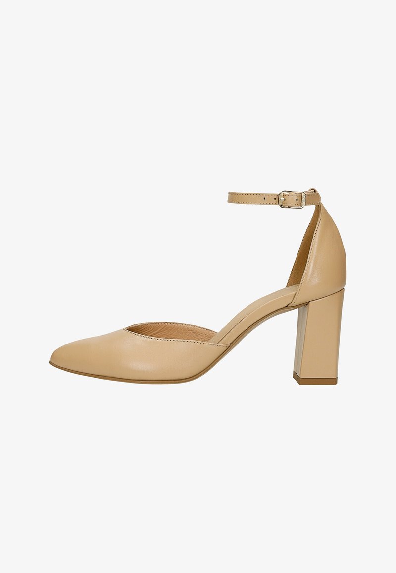 Chaussure à talons hauts en cuir beige avec bride à la cheville et boucle, bout pointu et talon bloc, vue de profil droit.