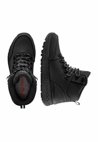 Czarne wodoodporne buty trekkingowe z teksturowanymi podeszwami, wyściółkami wokół kostki, czarnymi i szarymi sznurowadłami oraz logo na wkładkach, z oczkami i pętlami do mocowania.