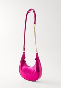 Borsa a spalla in pelle metallica rosa con forma curva, dotata di tracolla in catena dorata e chiusura a zip. Texture liscia e design elegante.