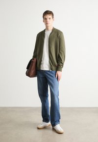 HUGO SAN JAQUE - Bomber dzseki - khaki